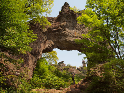 妙義山第４石門から見上げる大砲岩